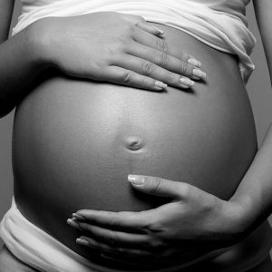 Embarazo y ácido hialurónico, todos los efectos por el Doctor Oriol Vernetta, médico estético de Barcelona