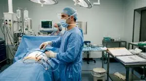 Médico especialista realiza una intervención quirúrgica con técnicas mínimamente invasivas en el quirófano.