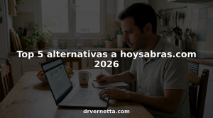 Hombre sentado en la mesa de la cocina buscando nuevas opciones de páginas web.